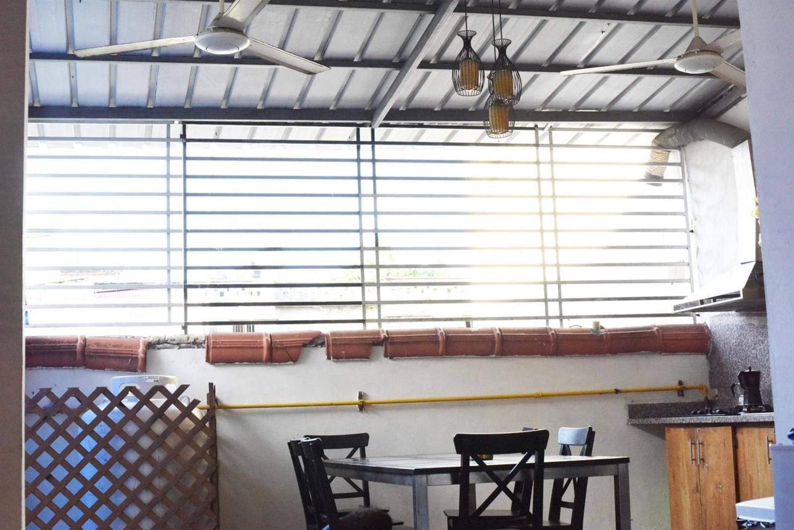 Gato Colonial: rooftop terrace with tables under a cane roof