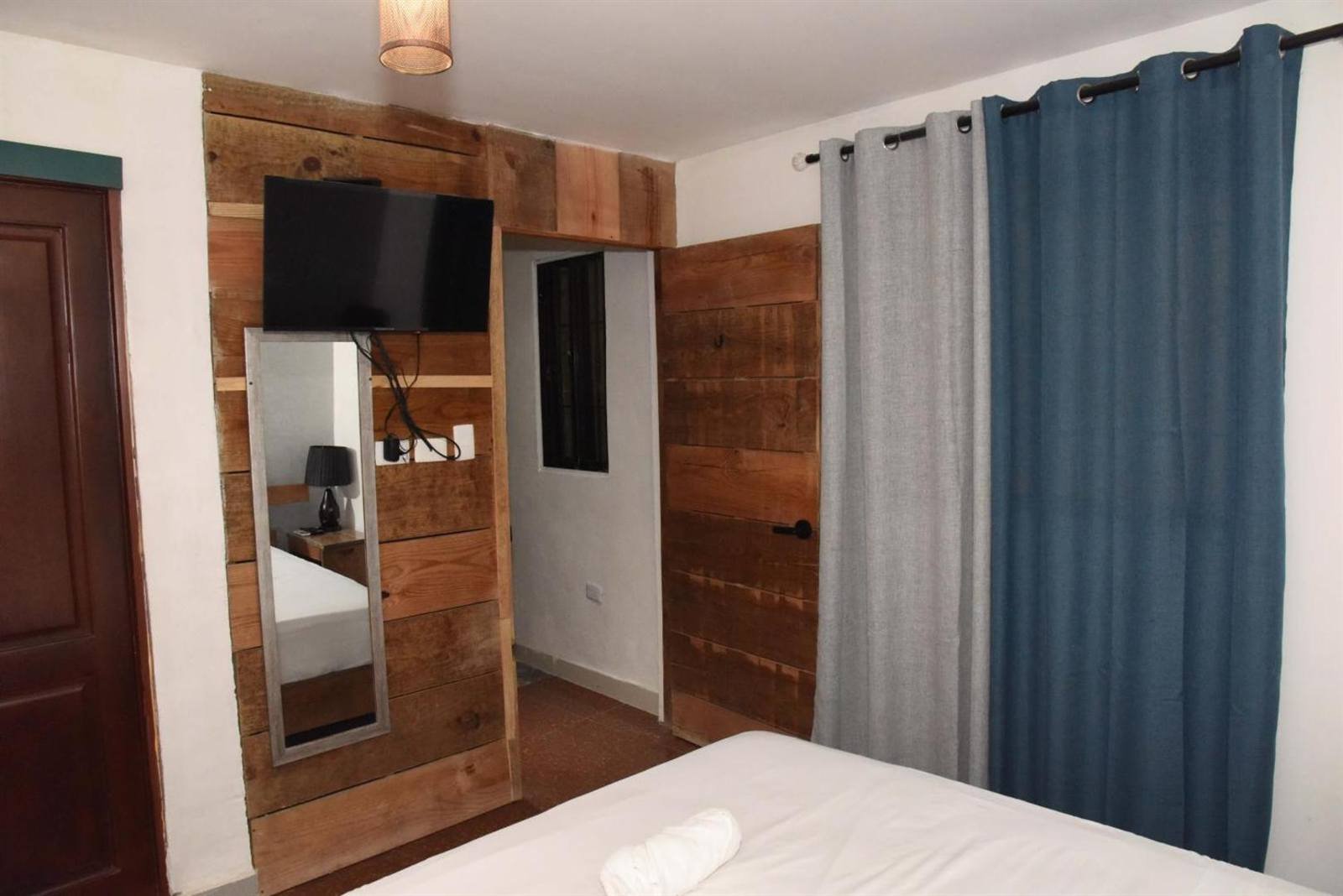 Gato Colonial: room with a single bed, wooden wardrobe and rustic details