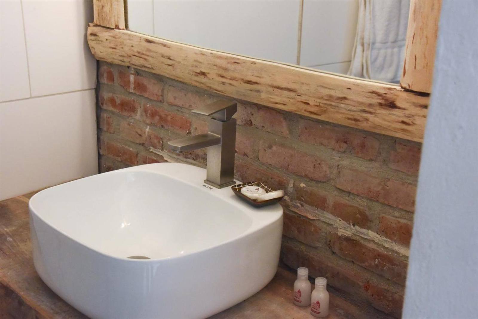Gato Colonial: private bathroom with a stone basin and wooden counter
